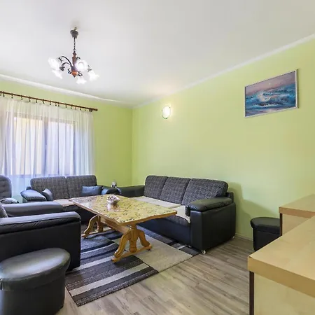 2 Bedroom Cozy In Lägenhet