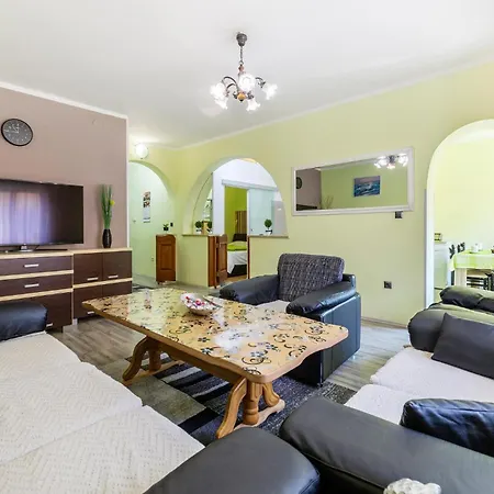 2 Bedroom Cozy In Appartement