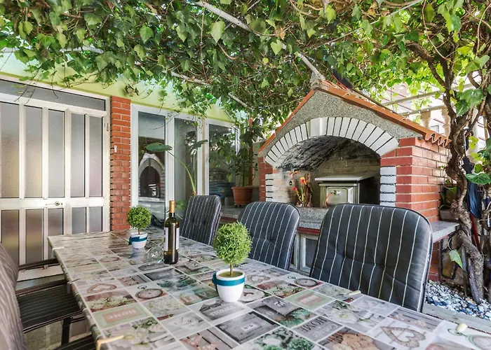 2 Bedroom Cozy Apartment In Pula Pula