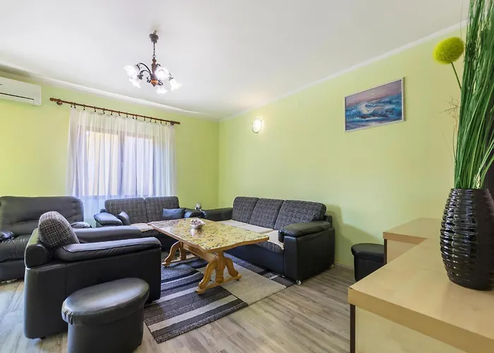 2 Bedroom Cozy Apartment In Pula Apartman
