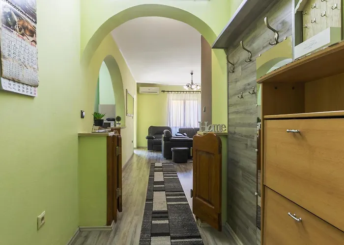 2 Bedroom Cozy Apartment In Pula Apartman *