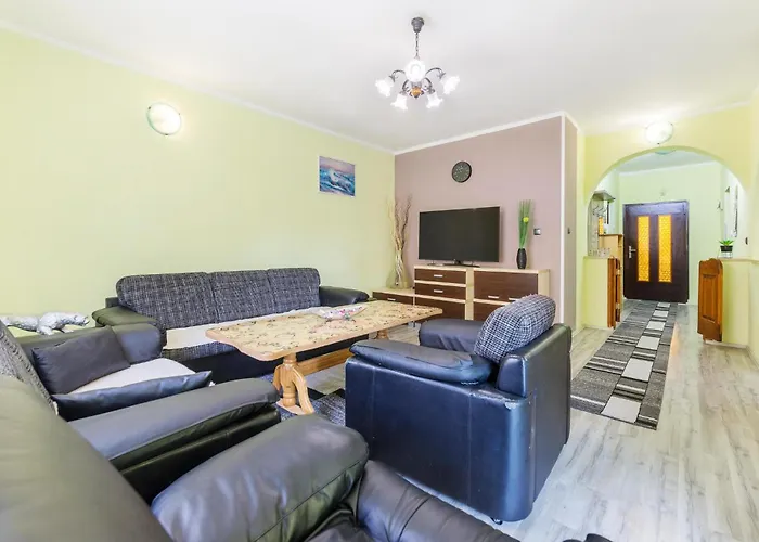 2 Bedroom Cozy Apartment In Pula *