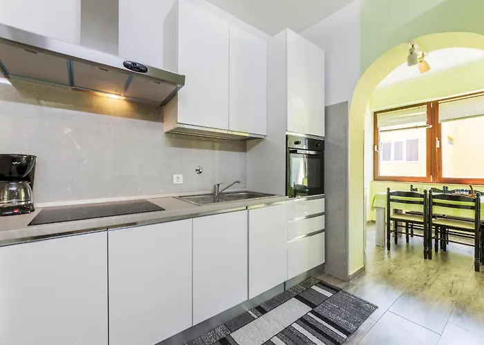 2 Bedroom Cozy Apartment In Pula Pula