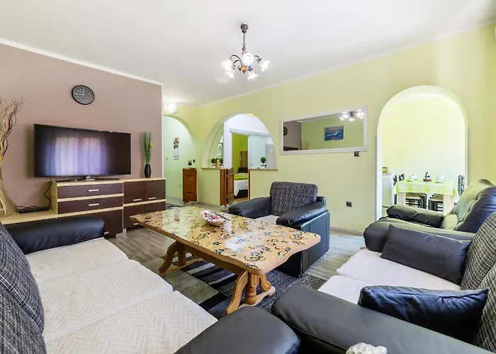 2 Bedroom Cozy Apartment In Pula Apartman