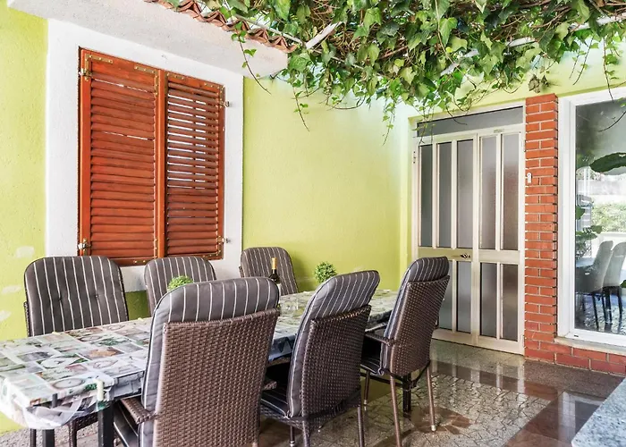 2 Bedroom Cozy Apartment In Pula *